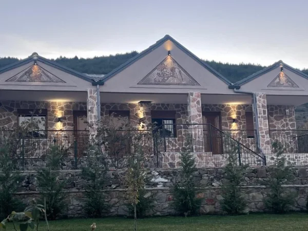 Korce, shitet Vile , 280 m² 370.000 € (VOSKOPOJE)