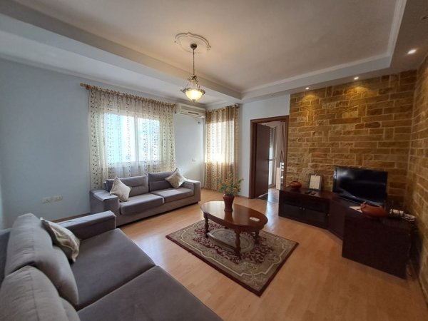 Tirane, jepet me qera apartament 1+1+Ballkon Kati 5, 80 m² 400 € (RESTORANT FRESKU)