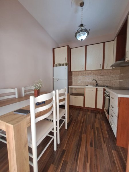 Tirane, jepet me qera apartament 1+1+Ballkon Kati 5, 80 m² 400 € (RESTORANT FRESKU)