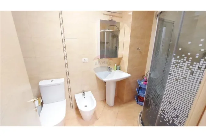 Tirane, jepet me qera apartament 2+1+Ballkon Kati 2, 71 m² 550 € (Liqeni i Thate)