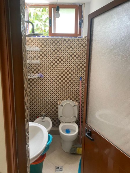 Tirane, jepet me qera shtepi 1+1 Kati 0, (Besa)