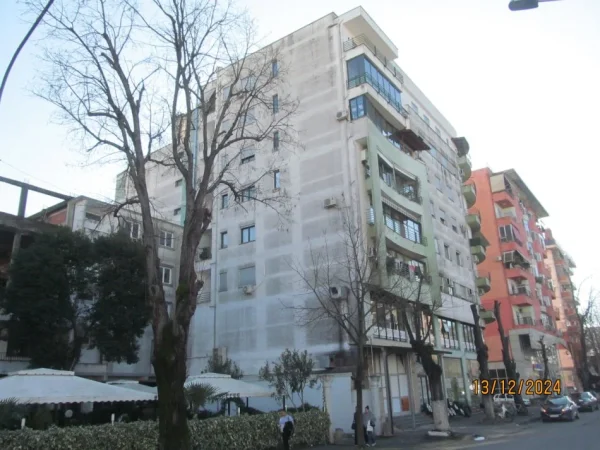 Shkoder, Shitet Apartament 2+1+Ballkon, Kati 5 teknik, me siperfaqe 100 m2, Cmimi Fillestar 9,200,000 Leke
