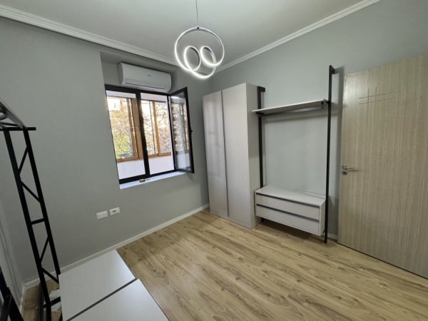 Tirane, jepet me qera apartament 1+1 Kati 2, 55 m² 850 € (Qender, Tek piramida)