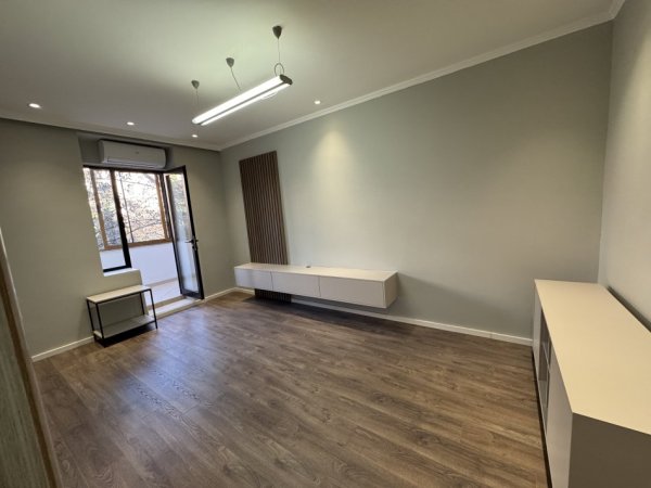 Tirane, jepet me qera apartament 1+1 Kati 2, 55 m² 850 € (Qender, Tek piramida)