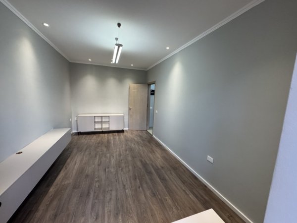 Tirane, jepet me qera apartament 1+1 Kati 2, 55 m² 850 € (Qender, Tek piramida)
