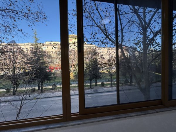 Tirane, jepet me qera apartament 1+1 Kati 2, 55 m² 850 € (Qender, Tek piramida)