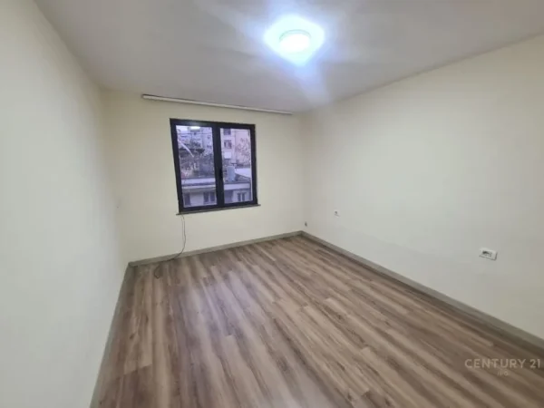 Tirane, jepet me qera zyre Kati 2, 60 m² 450 € (mine peza)