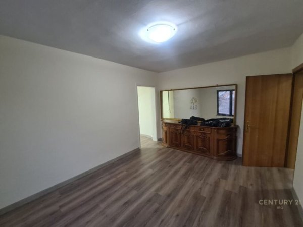 Tirane, jepet me qera zyre Kati 2, 60 m² 450 € (mine peza)