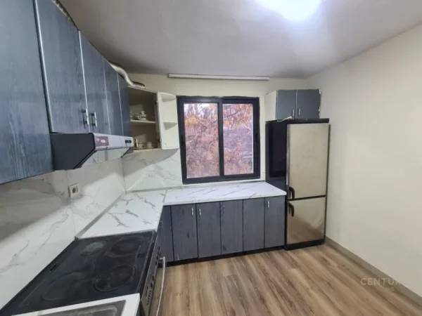 Tirane, jepet me qera zyre Kati 2, 60 m² 450 € (mine peza)