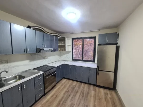 Tirane, jepet me qera zyre Kati 2, 60 m² 450 € (mine peza)