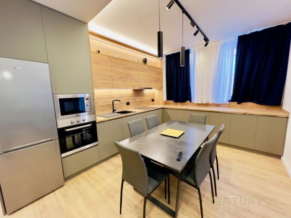 Tirane, jepet me qera apartament 2+1 Kati 3, 90 m² 900 € (bulevardi i ri)