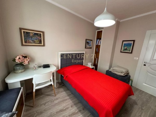 Tirane, jepet me qera apartament 2+1 Kati 2, 99 m² 900 € (kopshti botanik)