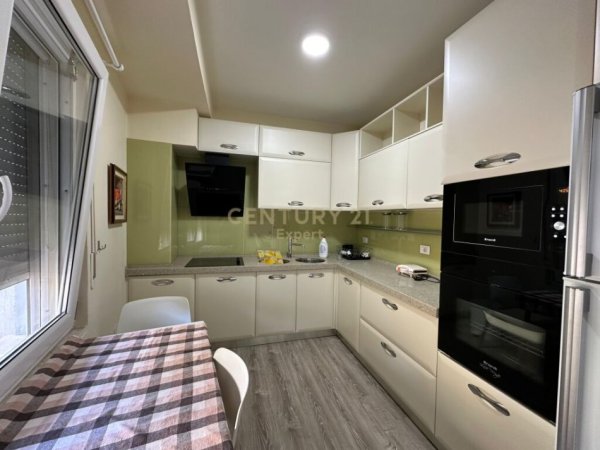 Tirane, jepet me qera apartament 2+1 Kati 2, 99 m² 900 € (kopshti botanik)