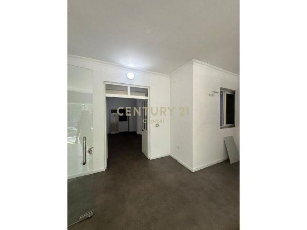 Tirane, jepet me qera ambjent biznesi Kati 2, 217 m² 1.800 € (laprake)