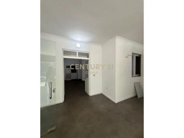 Tirane, jepet me qera ambjent biznesi Kati 2, 217 m² 1.800 € (laprake)