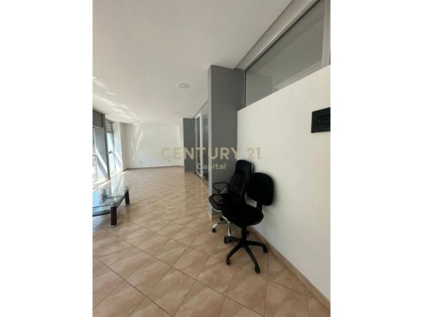 Tirane, jepet me qera ambjent biznesi Kati 2, 217 m² 1.800 € (laprake)