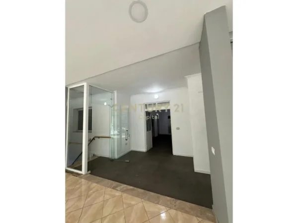 Tirane, jepet me qera ambjent biznesi Kati 2, 217 m² 1.800 € (laprake)