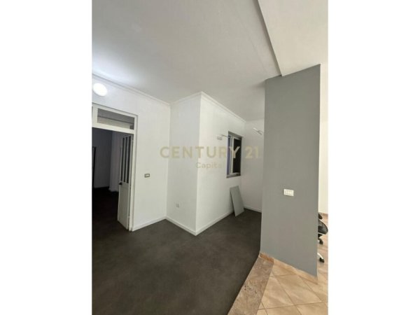 Tirane, jepet me qera ambjent biznesi Kati 2, 217 m² 1.800 € (laprake)