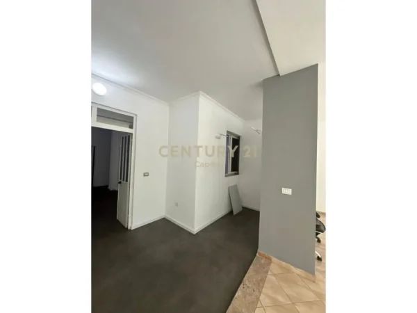 Tirane, jepet me qera ambjent biznesi Kati 2, 217 m² 1.800 € (laprake)