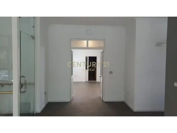 Tirane, jepet me qera ambjent biznesi Kati 2, 217 m² 1.800 € (laprake)