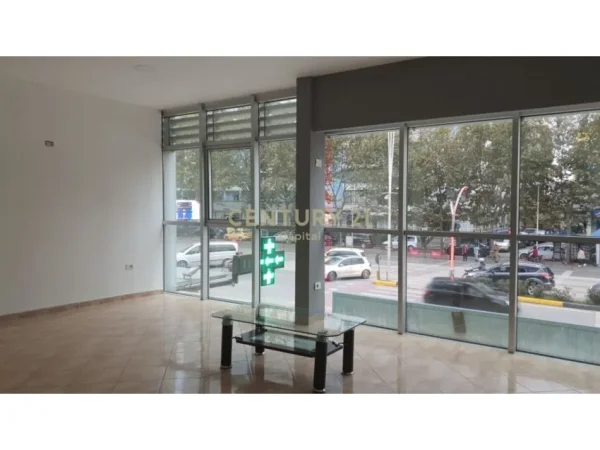 Tirane, jepet me qera ambjent biznesi Kati 2, 217 m² 1.800 € (laprake)