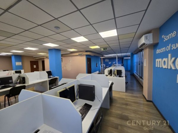Tirane, jepet me qera ambjent biznesi Kati 1, 305 m² 3.500 € (rruga e dibres)