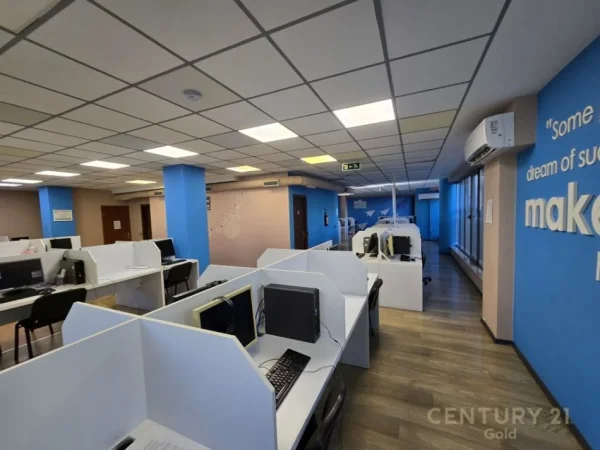 Tirane, jepet me qera ambjent biznesi Kati 1, 305 m² 3.500 € (rruga e dibres)