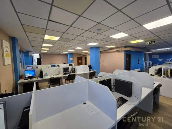 Tirane, jepet me qera ambjent biznesi Kati 1, 305 m² 3.500 € (rruga e dibres)