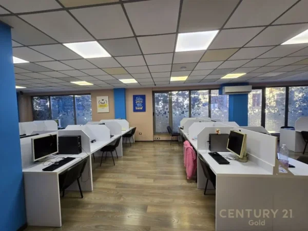 Tirane, jepet me qera ambjent biznesi Kati 1, 305 m² 3.500 € (rruga e dibres)