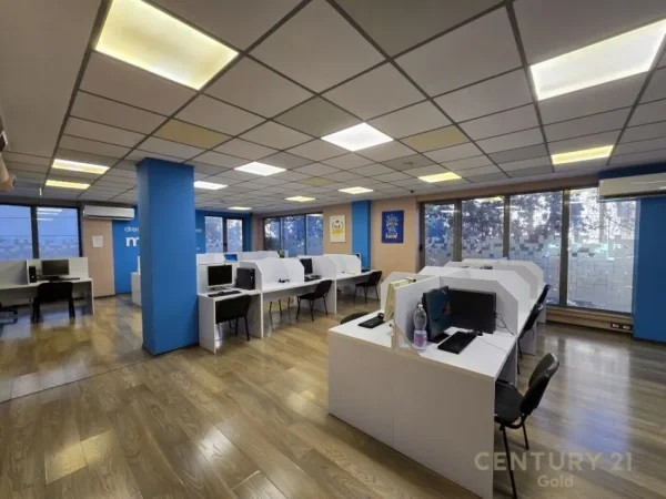 Tirane, jepet me qera ambjent biznesi Kati 1, 305 m² 3.500 € (rruga e dibres)