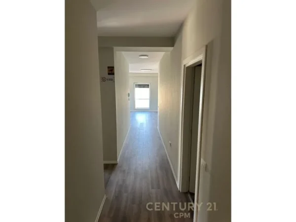 Tirane, jepet me qera zyre Kati 6, 107 m² 700 € (ish stacioni i trenit)