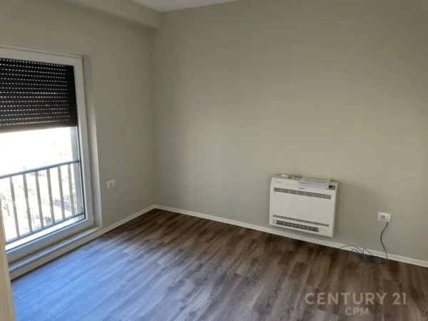 Tirane, jepet me qera zyre Kati 6, 107 m² 700 € (ish stacioni i trenit)