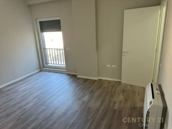 Tirane, jepet me qera zyre Kati 6, 107 m² 700 € (ish stacioni i trenit)