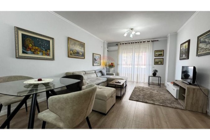 Tirane, jepet me qera apartament 1+1 , 75 m² 720 € (Liceu Artistik)