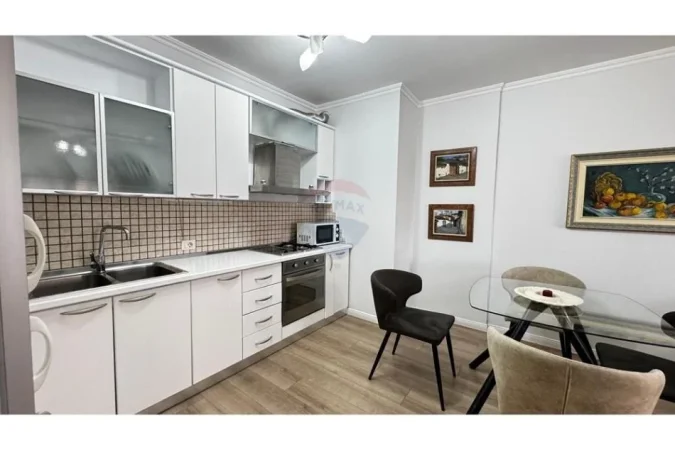Tirane, jepet me qera apartament 1+1 , 75 m² 720 € (Liceu Artistik)