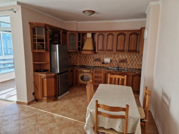 Durres, jepet me qera apartament 2+1+Ballkon Kati 7, 88 m² 400 € (UKD, Durres)