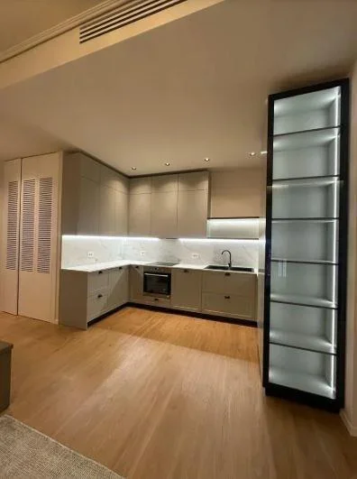 Tirane, jepet me qera 2+1+Ballkon Kati 4, 120 m² 1.200 € (Rruga Kavajes)