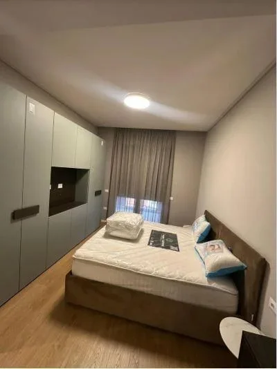 Tirane, jepet me qera 2+1+Ballkon Kati 4, 120 m² 1.200 € (Rruga Kavajes)
