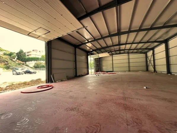 Tirane, jepet me qera magazine Kati 0, 600 m² 4.000 € (Farke)
