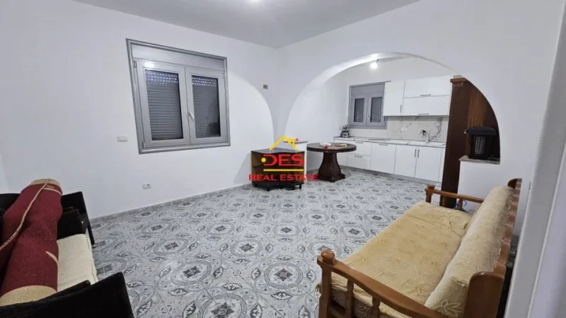 Vlore, jepet me qera shtepi 2+1+Ballkon Kati 0, 100 m² (Rruga Janaq Kilica)