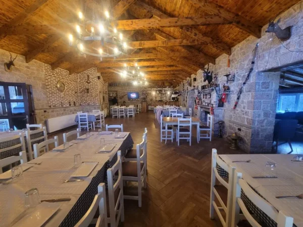 Korce, shitet hotel Kati 4, 3.000 m² 1.400.000 € (Dardhe)
