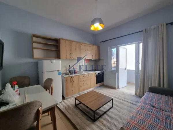 Tirane, jepet me qera apartament 1+1+Ballkon Kati 2, 60 m² 400 € (Rruga 5 Maji)