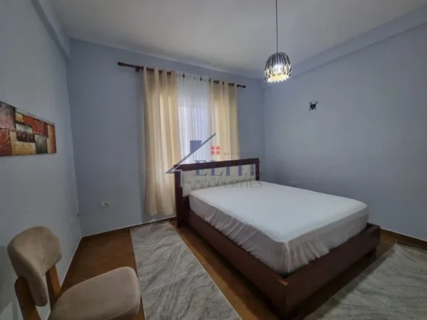Tirane, jepet me qera apartament 1+1+Ballkon Kati 2, 60 m² 400 € (Rruga 5 Maji)