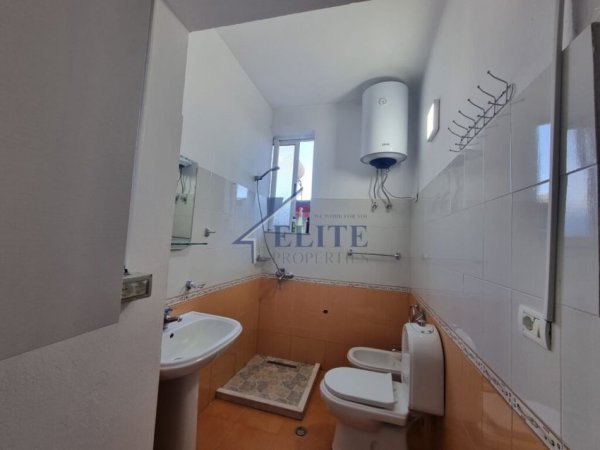 Tirane, jepet me qera apartament 1+1+Ballkon Kati 2, 60 m² 400 € (Rruga 5 Maji)