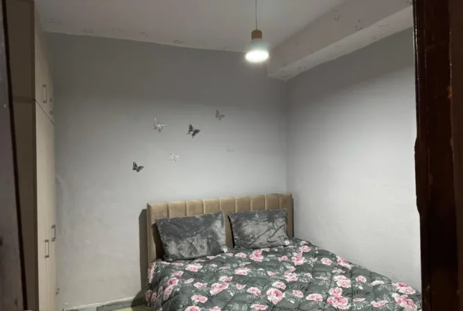 Tirane, jepet me qera shtepi 2+1 Kati 1, 80 m² 300 € (rruga Xhanfize Keko)