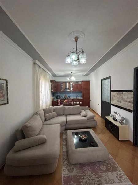 Tirane, jepet me qera shtepi 1+1+Aneks+Ballkon Kati 2, 80 m² 500 € (rruga Siri Kodra)