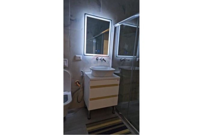 Tirane, jepet me qera apartament 1+1 Kati 9, 65 m² 550 € (Rr. Dibres)