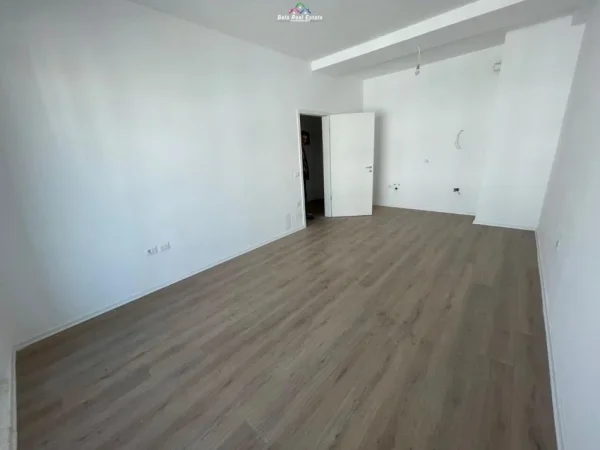 Tirane, jepet me qera zyre Kati 10, 115 m² 600 € (kompleksi kontakt)