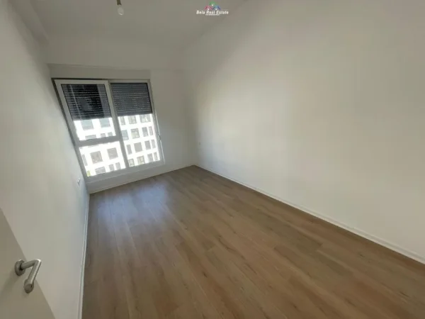 Tirane, jepet me qera zyre Kati 10, 115 m² 600 € (kompleksi kontakt)