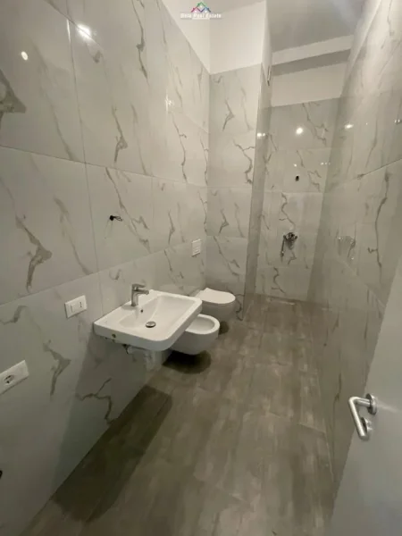 Tirane, jepet me qera zyre Kati 10, 115 m² 600 € (kompleksi kontakt)